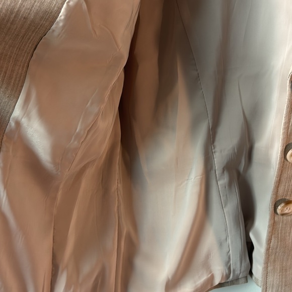 NWT Alex Marie Blazer in size 12. Washable. Wrinkle-Free in neutral color. - Picture 10 of 11